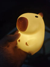 Carica l'immagine nel visualizzatore di Gallery, Lampada capibara
